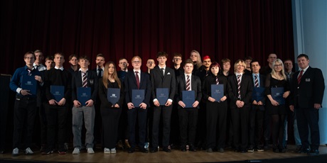 Powiększ grafikę: uroczyste-zakonczenie-roku-szkolnego-klas-maturalnych-610775.jpg