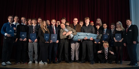Powiększ grafikę: uroczyste-zakonczenie-roku-szkolnego-klas-maturalnych-610777.jpg