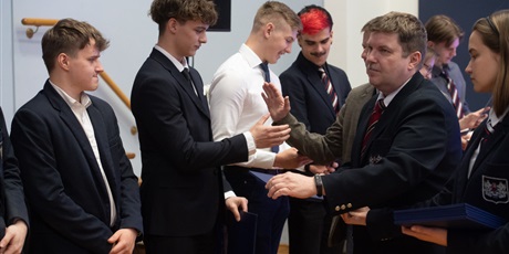Powiększ grafikę: uroczyste-zakonczenie-roku-szkolnego-klas-maturalnych-610781.jpg