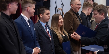 Powiększ grafikę: uroczyste-zakonczenie-roku-szkolnego-klas-maturalnych-610783.jpg