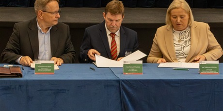 Powiększ grafikę: podpisanie porozumienia