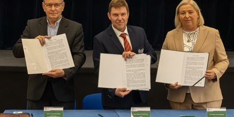 Powiększ grafikę: podpisanie porozumienia