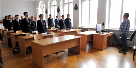 Powiększ grafikę: 7 listopada o godzinie 11:11 z okazji nadchodzącego Dnia Niepodległości społeczność szkolna odśpiewała hymn Polski.