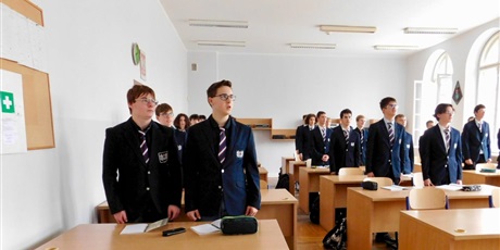 Powiększ grafikę: 7 listopada o godzinie 11:11 z okazji nadchodzącego Dnia Niepodległości społeczność szkolna odśpiewała hymn Polski.