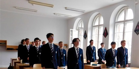 Powiększ grafikę: 7 listopada o godzinie 11:11 z okazji nadchodzącego Dnia Niepodległości społeczność szkolna odśpiewała hymn Polski.