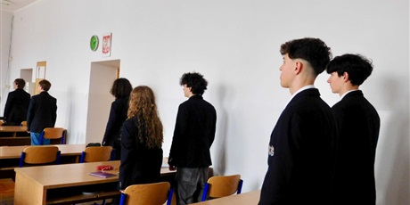 Powiększ grafikę: 7 listopada o godzinie 11:11 z okazji nadchodzącego Dnia Niepodległości społeczność szkolna odśpiewała hymn Polski.