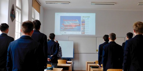 Powiększ grafikę: 7 listopada o godzinie 11:11 z okazji nadchodzącego Dnia Niepodległości społeczność szkolna odśpiewała hymn Polski.