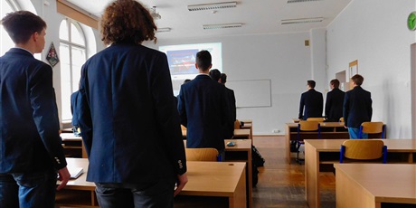 Powiększ grafikę: 7 listopada o godzinie 11:11 z okazji nadchodzącego Dnia Niepodległości społeczność szkolna odśpiewała hymn Polski.