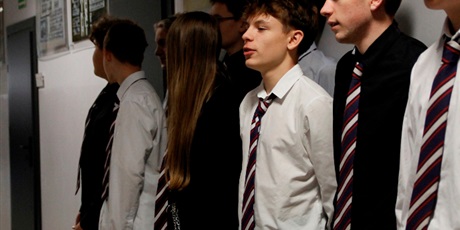 Powiększ grafikę: 7 listopada o godzinie 11:11 z okazji nadchodzącego Dnia Niepodległości społeczność szkolna odśpiewała hymn Polski.