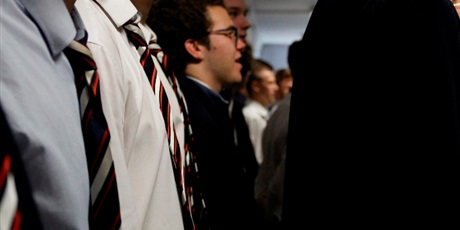 Powiększ grafikę: 7 listopada o godzinie 11:11 z okazji nadchodzącego Dnia Niepodległości społeczność szkolna odśpiewała hymn Polski.