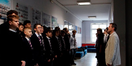 Powiększ grafikę: 7 listopada o godzinie 11:11 z okazji nadchodzącego Dnia Niepodległości społeczność szkolna odśpiewała hymn Polski.