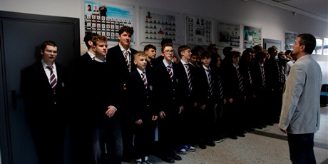 Powiększ grafikę: 7 listopada o godzinie 11:11 z okazji nadchodzącego Dnia Niepodległości społeczność szkolna odśpiewała hymn Polski.