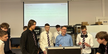 Powiększ grafikę: Uczniowie podczas zajęć