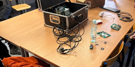 Powiększ grafikę: Uczniowie podczas zajęć