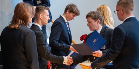 Powiększ grafikę: zakonczenie-roku-klas-piatych-690168.jpg