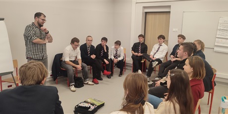 Powiększ grafikę: Uczniowie podczas warsztatów