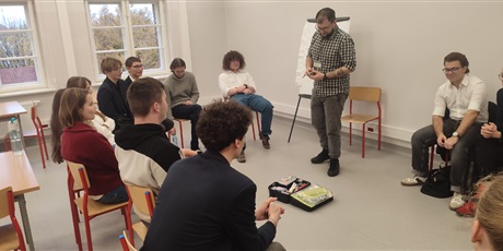 Powiększ grafikę: Uczniowie podczas warsztatów