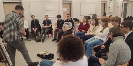 Powiększ grafikę: Uczniowie podczas warsztatów