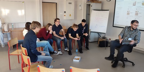 Powiększ grafikę: Uczniowie podczas warsztatów