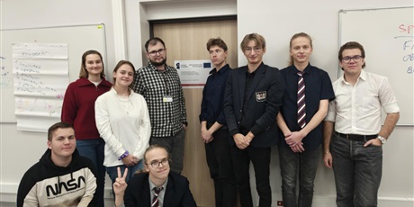 Powiększ grafikę: Uczniowie podczas warsztatów