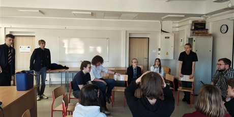 Powiększ grafikę: Uczniowie podczas warsztatów