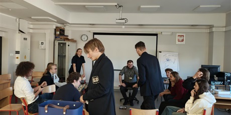 Powiększ grafikę: Uczniowie podczas warsztatów