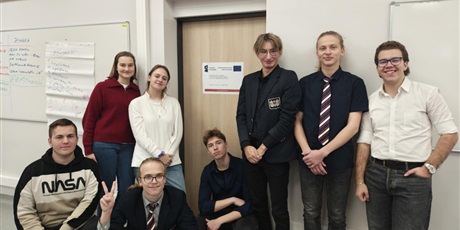 Powiększ grafikę: Uczniowie podczas warsztatów